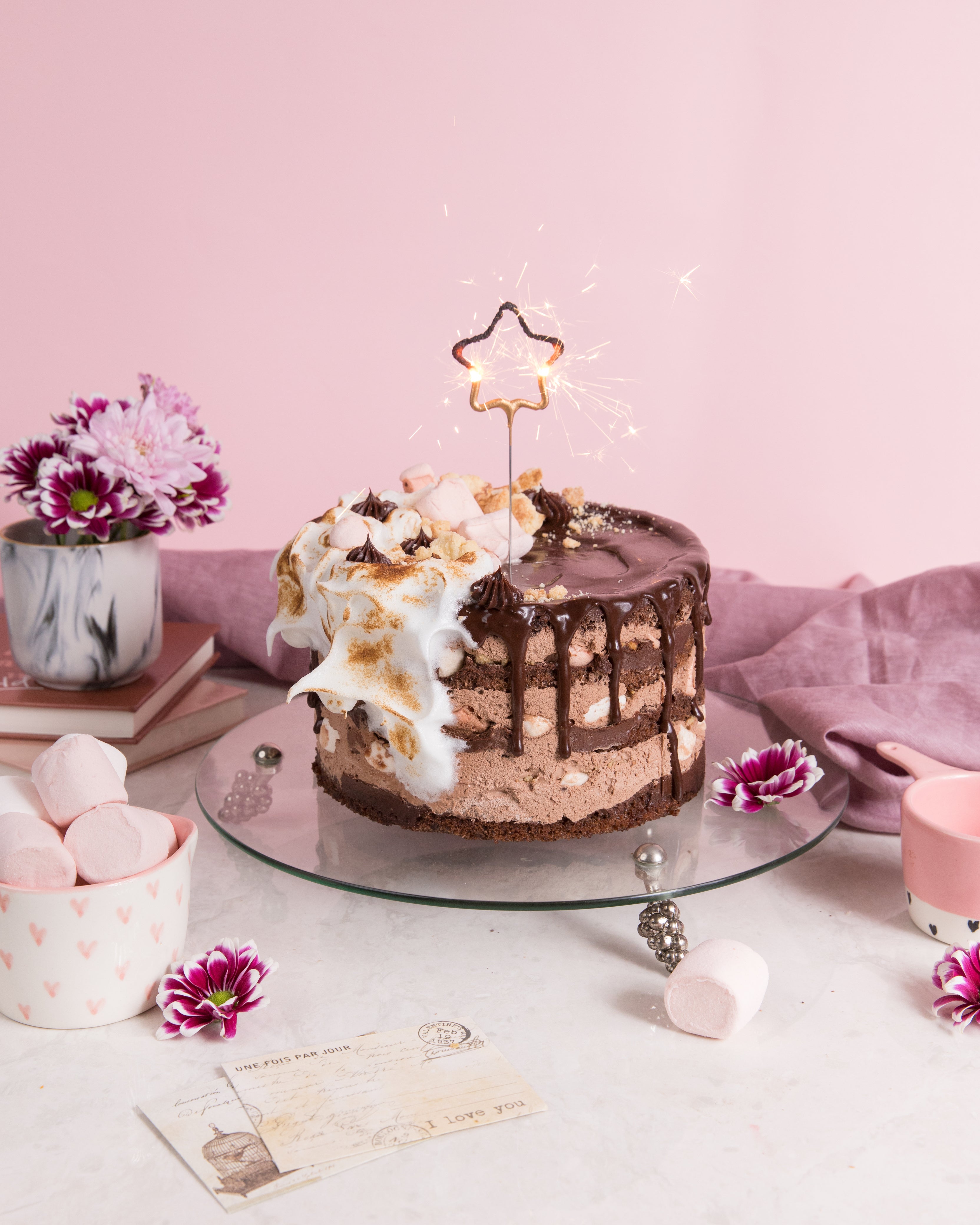 Chocolate and Marshmallow Cake Recipe - QueRicaVida.com